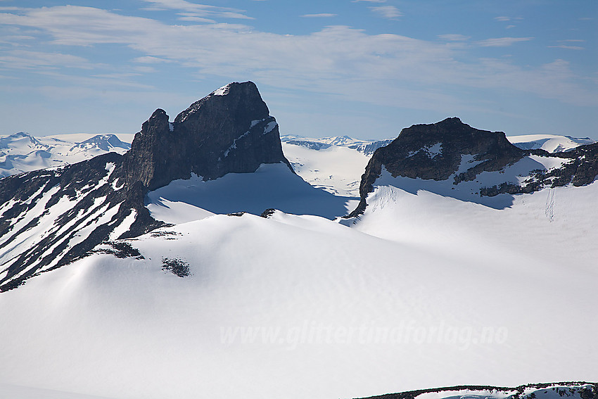 Utsikt fra Midtre Tverråtinden mot Skardstinden (2373 moh) og Ymelstinden (2304 moh). 