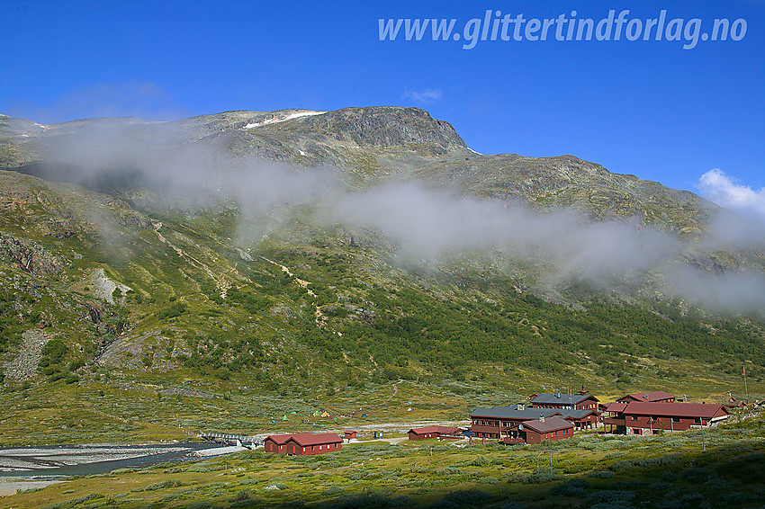 Sommermorgen i Visdalen med Spiterstulen i forgrunnen og høyde 1804 moh i bakgrunnen.