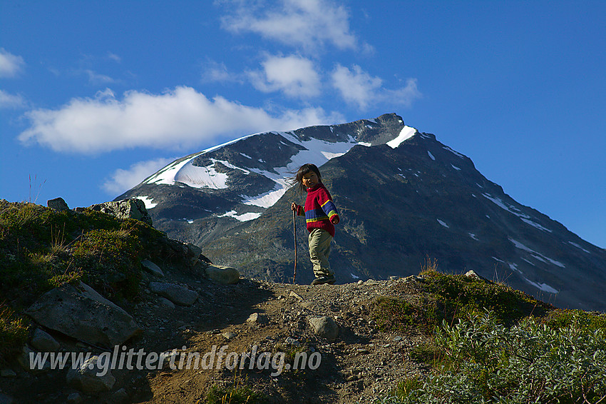 Liten fjellvandrer på vei mot Hellstuguhaugen. Her med Styggehøe (2213 moh) i bakgrunnen.