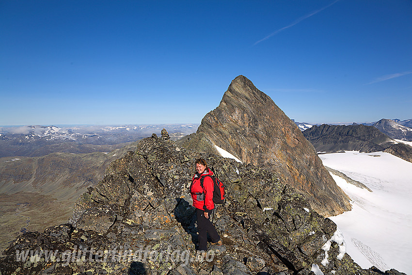 På Uranostinden S2 (2048 moh) med Uranostinden (2157 moh) i bakgrunnen.