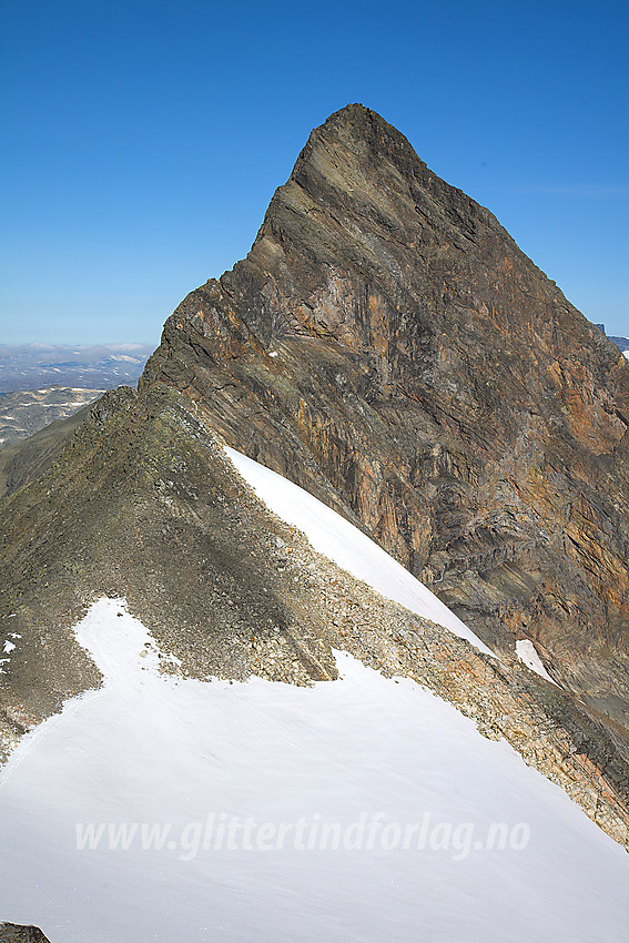 Uranostinden (2157 moh) sett fra Uranostinden S2 (2048 moh). Den vesle sekundærtoppen Uranostinden S1 ses ved foten av Uranostinden.