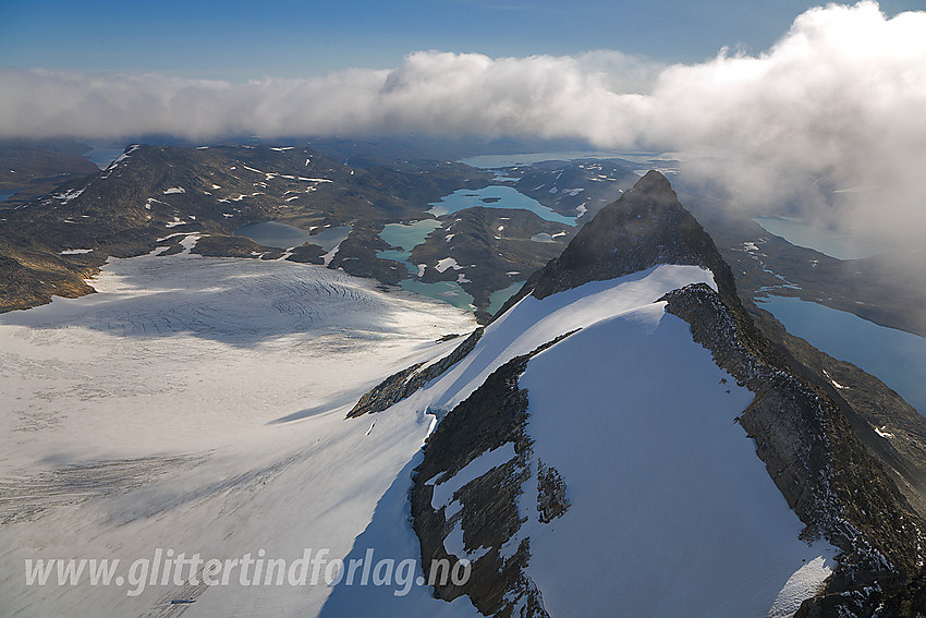 Et stykke oppe på sørryggen på Uranostinden med tilbakeblikk mot sørtoppene. Uranosbreen nede til venstre og Langeskavlen lenger bak.