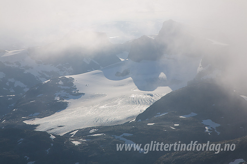 Fra ryggen like nord for Uranostinden mot bl.a. Snøggeknosi, Falkbreen og Falketind (2067 moh).