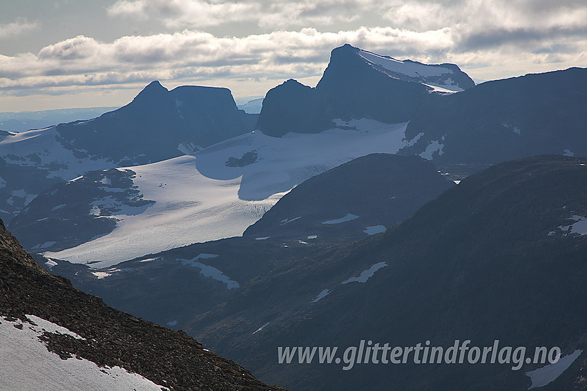 Fra sadelen mellom Uranostinden og Slingsbytinden mot bl.a. Hjelledalstinden, Falkbreen, Falkungen og Falketind.