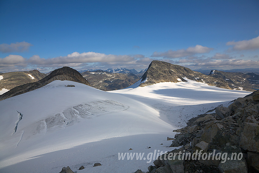 Like nedenfor sadelen mellom Slingsbytinden og Uranostinden mot overgangen mellom Skogadalsbreen (til venstre) og Uranosbreen. I bakgrunnen ses Uraknatten (1950 moh til venstre) og Langeskavltinden (2014 moh lenger til høyre). Opp mot betraktningsstedet har breen minket mye, spesielt ut mot høyre i skråningen opp mot sadelen.