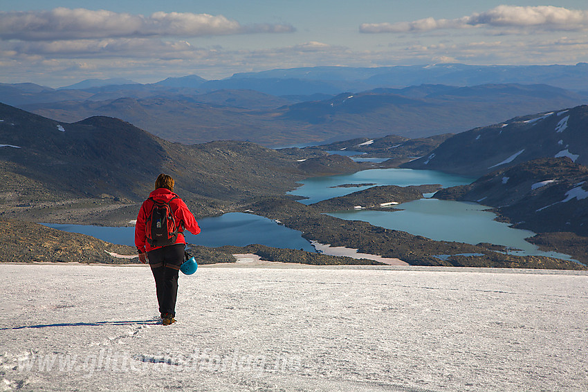 På vei ned den nedre del av Uranosbreen med bl.a. Kvitevatnet i bakgrunnen.