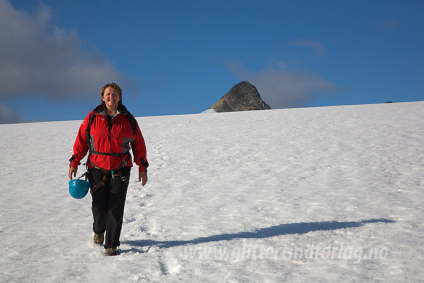 På vei ned i nedre del av Uranosbreen. I bakgrunnen skimtes Uraknatten (1950 moh).