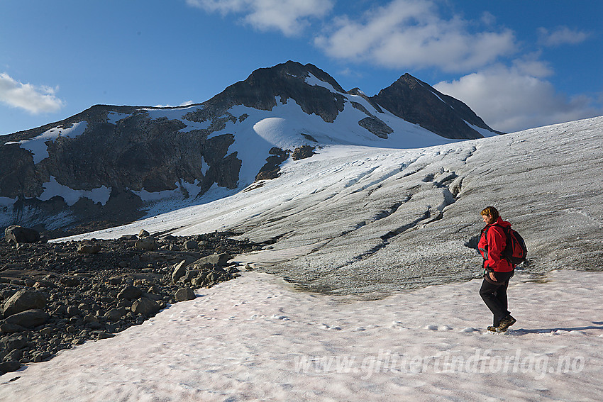 Ved fronten på Uranosbreen med Uranostinden S2 (2048 moh) i midten og Uranostinden (2157 moh) bak til høyre. Mellom disse kan man såvidt ane sekundærtoppen Uranostinden S1.