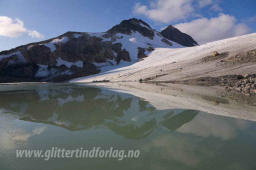 Lite brevann som i skrivende stund i følge kartet skulle vært dekket av isbre. Til høyre fronten på Uranosbreen som er på jevn tilbakemarsj og bak i midten Uranostinden S2 (2048 moh) med Uranistinden (2157 moh) bak til høyre.