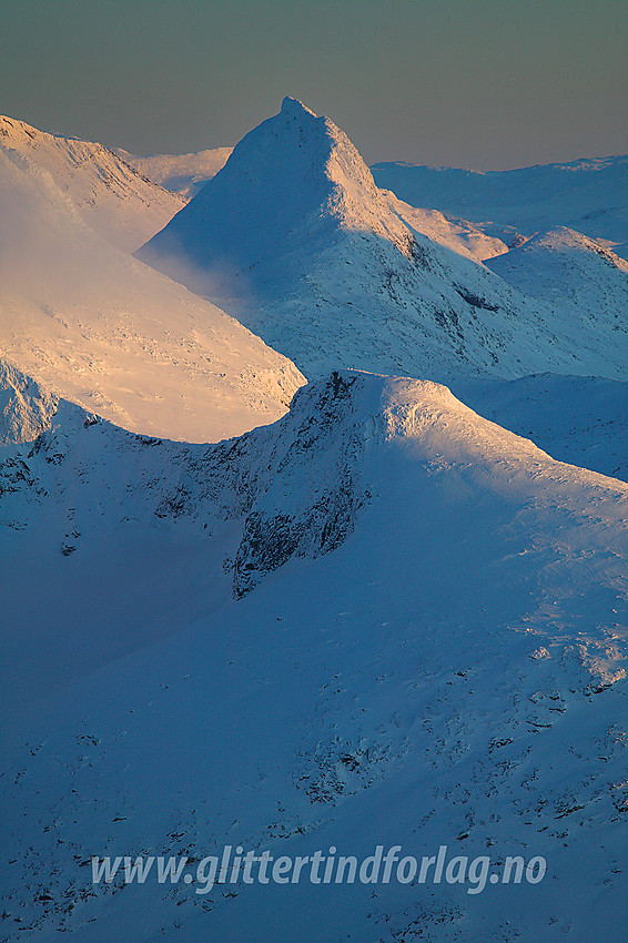 Kveldsstemning fra Gravdalstinden mot Mjølkedalstinden (2138 moh). Til venstre ses deler av den brede ryggen opp mot Store Rauddalstinden.