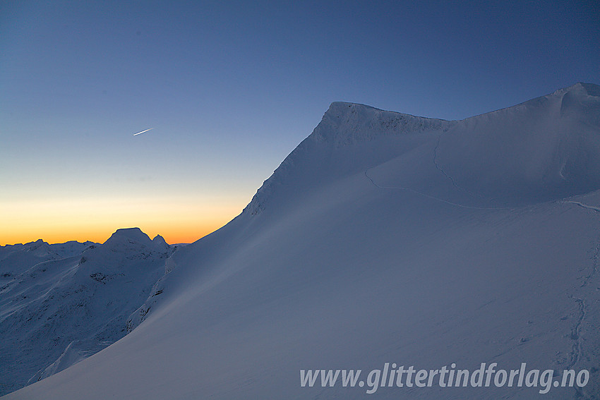 Gravdalstinden (2113 moh) tar seg flott ut fra nordøst.