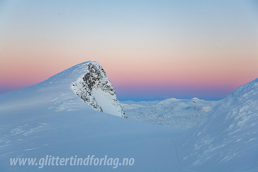 Morgenlys over Sørvestre Smørstabbtinden (2045 moh).