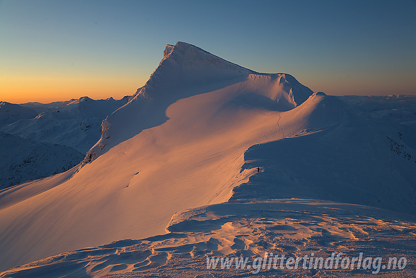 Oppunder Søre Smørstabbtinden med utsikt til Gravdalstinden (2113 moh).