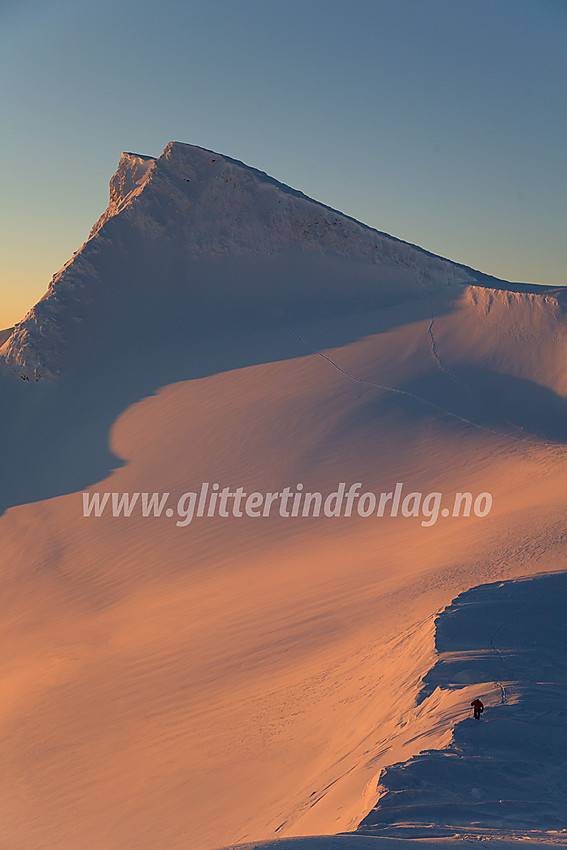 Oppunder Søre Smørstabbtinden med utsikt til Gravdalstinden (2113 moh).