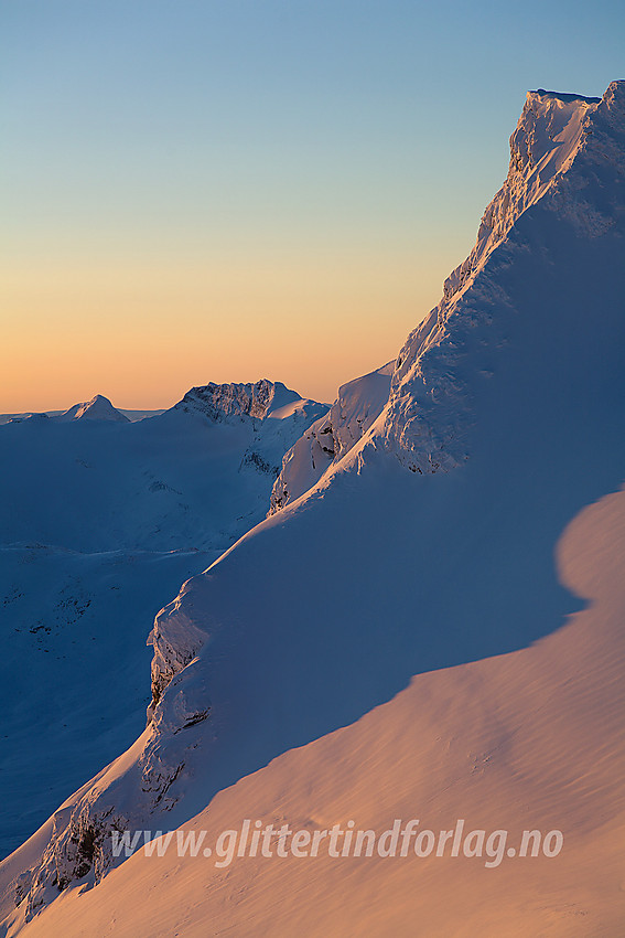 Fra Søre Smørstabbtinden mot Gravdalstinden (2113 moh). I bakgrunnen drar man kjensel på Langeskavltinden og Sagieggen.