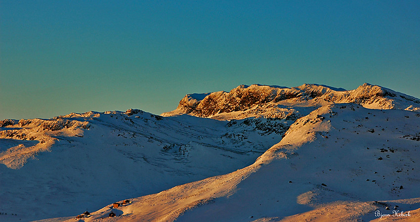 Bilde er tatt fra Båtskaret og mot Velumskardet i solnedgang