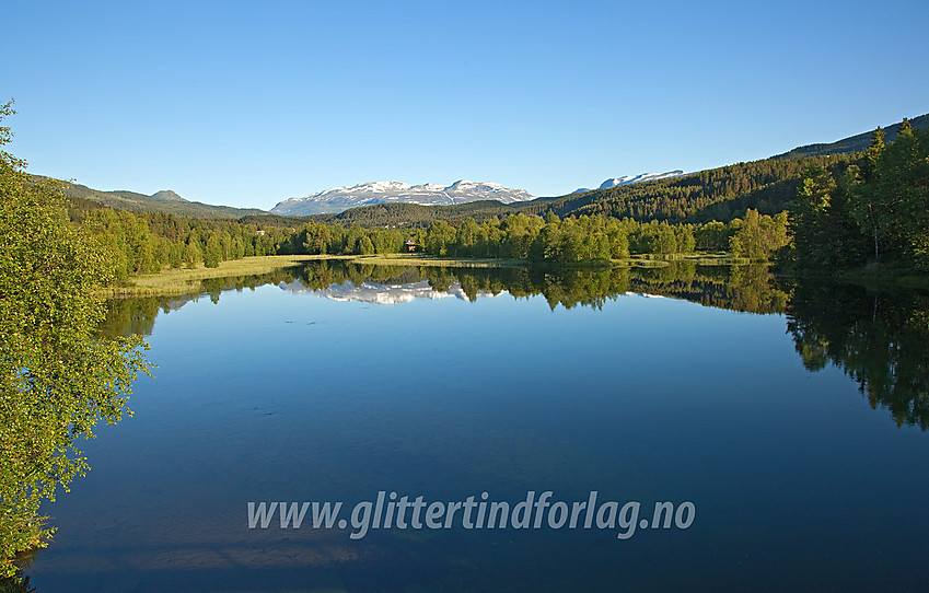 Fra Riste bru ved innsiget til Slidrefjorden med Vennisfjellet i bakgrunnen.