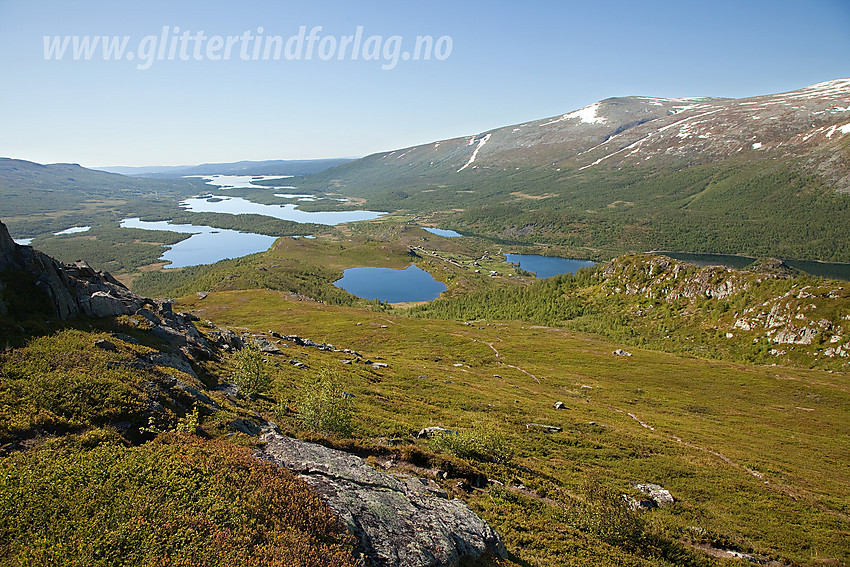 Under oppstigning til Gilafjellet med utsikt tilbake mot Strø. Gråkampen (1595 moh) i bakgrunnen.