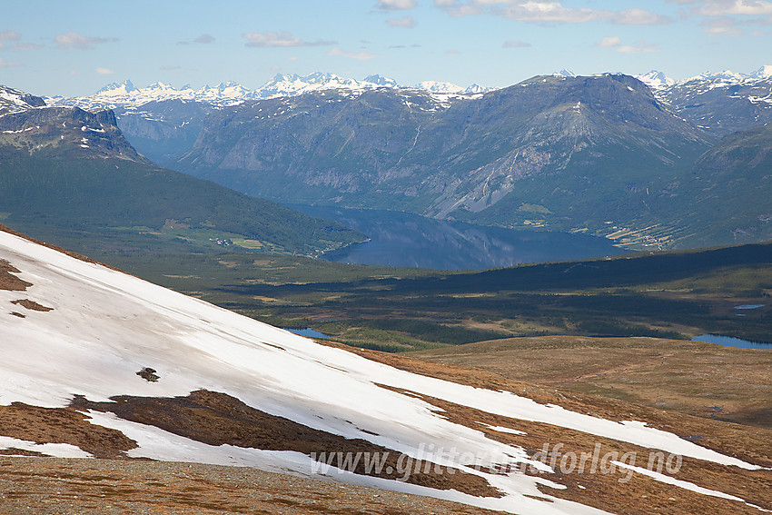 Utsikt fra Gilafjellet mot Vangsmjøse og Skutshorn.