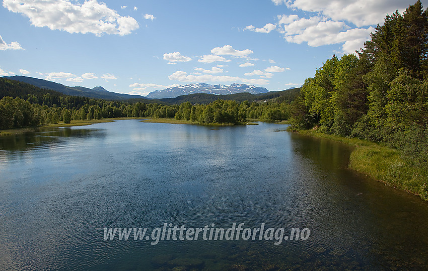 Ved Riste bru der Storåne etter hvert flyter inn i Slidrefjorden. I bakgrunnen ses Vennisfjellet.