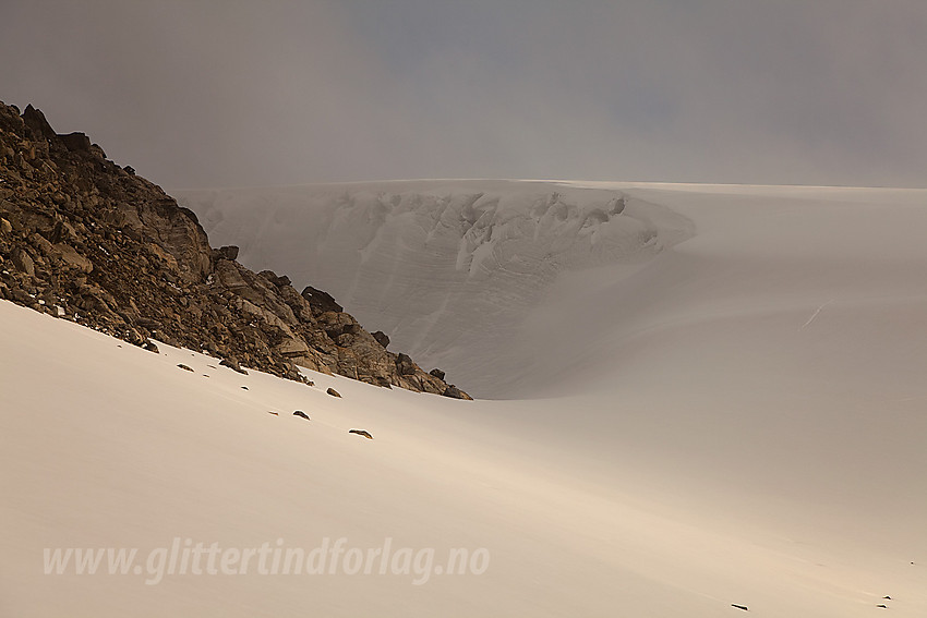 Ståleskardet, ei mektig vindgryte ved foten av Lodalskåpemassivet ut mot Jostedalsbreen.