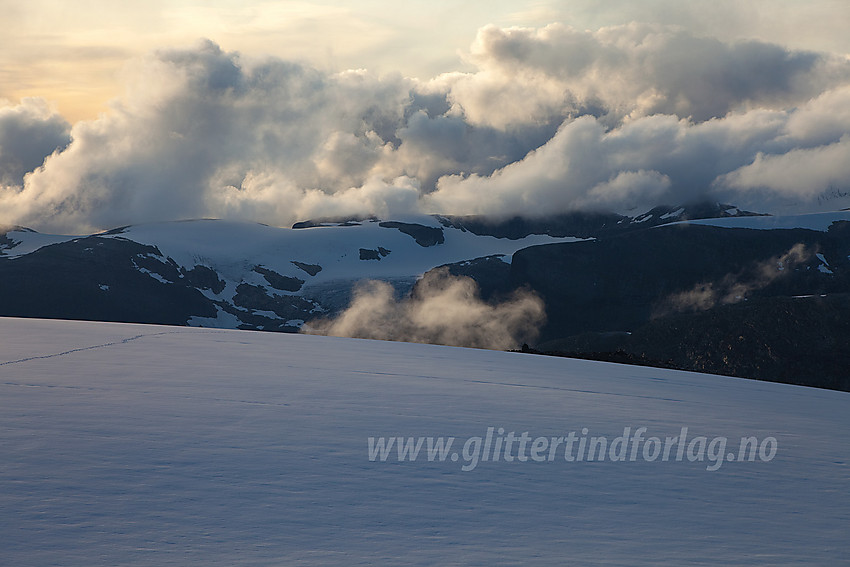 Fra Jostedalsbreen i nord-nordvestlig retning mot deler av Tindefjellbreen.