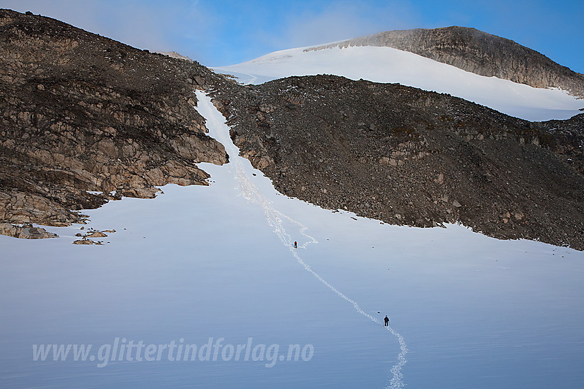 Fra Jostedalsbreen fører en bratt bakke opp til et høyereliggende lite brebasseng før man når Veslekåpa. Denne oppgangen er en av flere varianter opp mot Lodalskåpa fra Jostedalsbreen. Man kan også gå opp lenger til høyre, utenfor bildet.