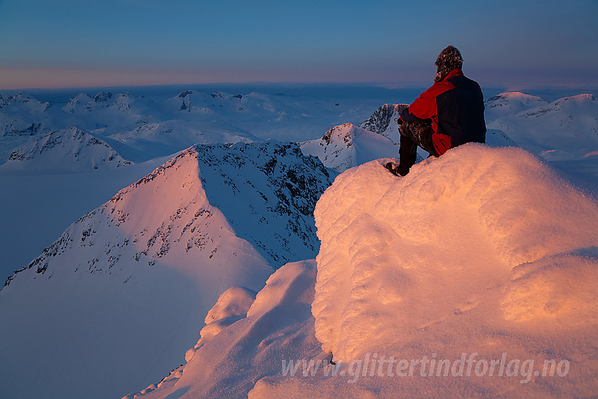 Soloppgang sett fra Store Hellstugutinden. Nærmeste topp er Nestsøre Hellstugutinden (2255 moh).