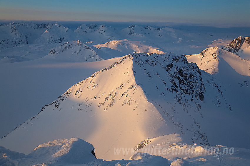 Oppunder Store Hellstugutinden med utsikt til Nestsøre (2255 moh). I bakgrunnen ruver Gjendealpene.