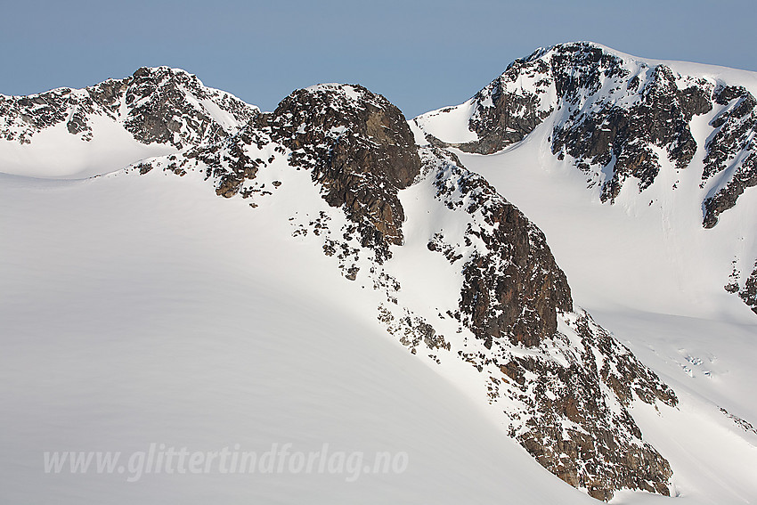 Fra sadelen like ved Søre Hellstugubreahesten mot Nørdre Hellstugubreahesten (2136 moh). Bak til venstre ses sekundærtoppen Midtre Hellstugutinden N2 med Nørdre Hellstugutinden (2218 moh) bak til høyre.