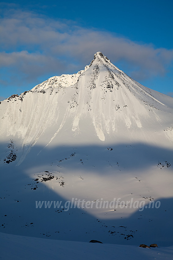 Visbreatinden (2234 moh) sett fra sadelen like sør for Kyrkja.