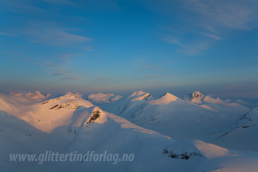 Solnedgang over Jotunheimen fra Kyrkja en maikveld. Sentralt i bildet bl.a. Skarddalseggje og Skarddalstinden.