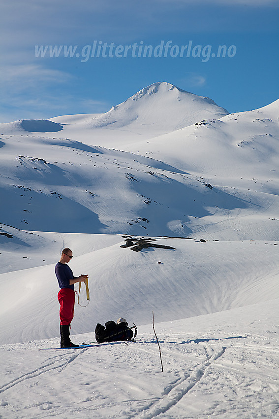 På vei over mot Gravdalen fra Leirvassbu med Midtre Høgvagltinden (2066 moh) i bakgrunnen.