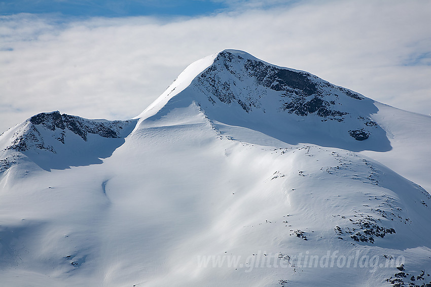 Under oppstigning fra Simledalen mot Høgvaglbreen med utsikt til Store Rauddalstinden (2157 moh).