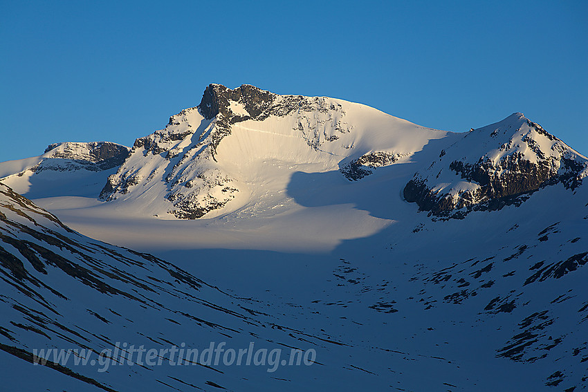 Vårkveld mot Vestre Tverrbottinden (2113 moh).. Legg merke til den tydelige bruddlinja etter ras oppe i fjellsiden.