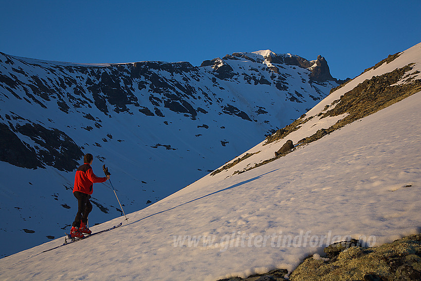 Kveldstur med Skardstinden (2373 moh) og Nåle (2310 moh) i bakgrunnen.