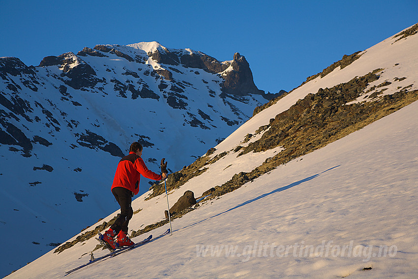 Kveldstur med Skardstinden (2373 moh) og Nåle (2310 moh) i bakgrunnen.