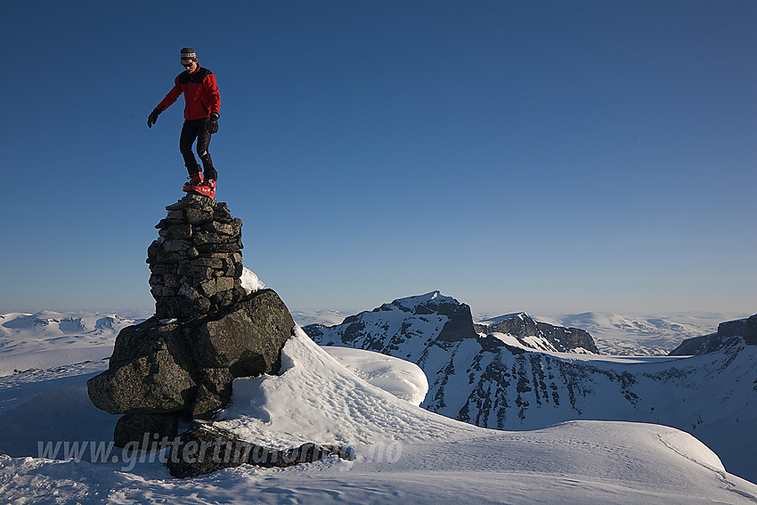 På toppen av Bukkehøe (2314 moh) med Skardstinden (2373 moh) bakenfor.