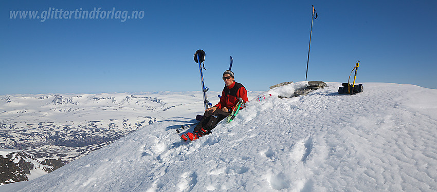 Pause på toppen av Skardstinden (2373 moh). Bak til venstre ses Hestbreapiggene.