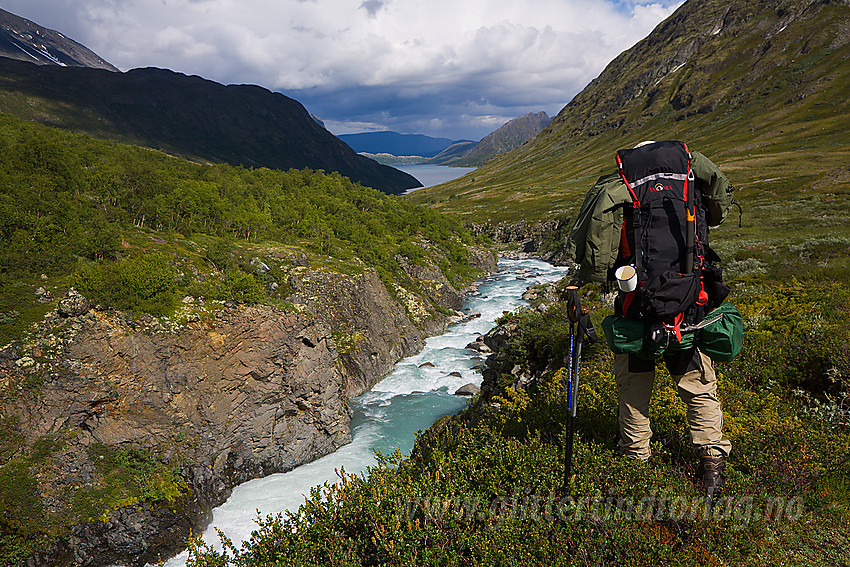 Ved Muru et stykke oppe i Memurudalen med Gjende i bakgrunnen.