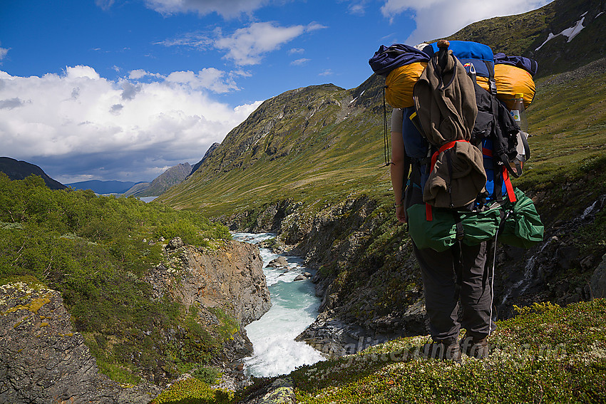 Ved Muruelva i Memurudalen en sommerdag. Fjellryggen oppe til høyre er en del av Memurutunga.