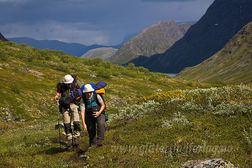 Fjellvandrere på vei oppover Memurudalen. Knutshøe ses i bakgrunnen.