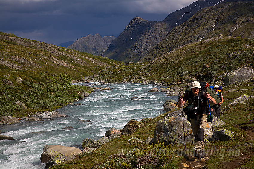 Fjellvandrere i Memurudalen. Knutshøe og Veslløyfttinden i bakgrunnen.