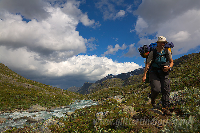 Fjellvandrer i Memurudalen.