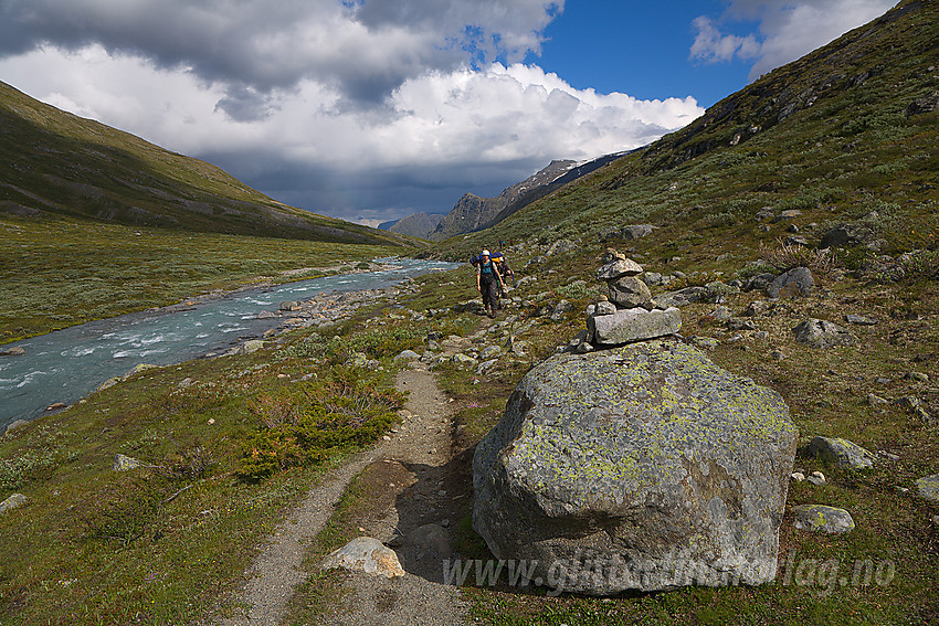 På vei oppover Memurudalen.