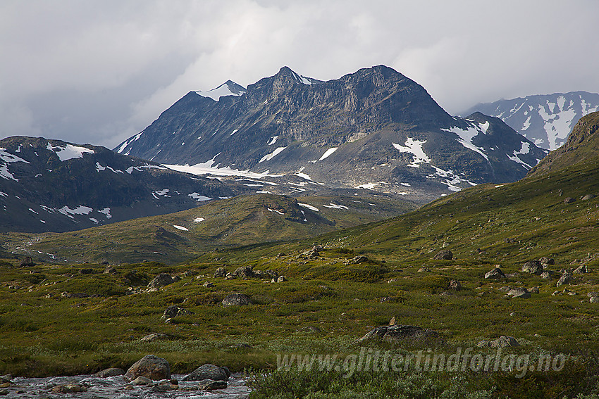 I Memurudalen mot de vestligste Memurutindane (V4, V5 og V6).