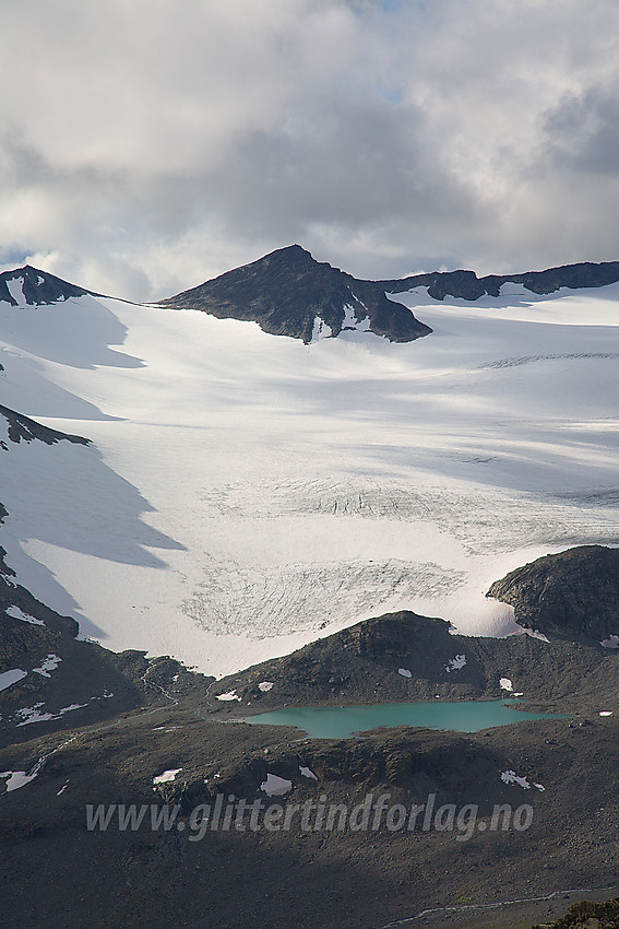 På vei ned fra Surtningssue mot Austre Memurubrean og Memurutinden V1 (2280 moh).