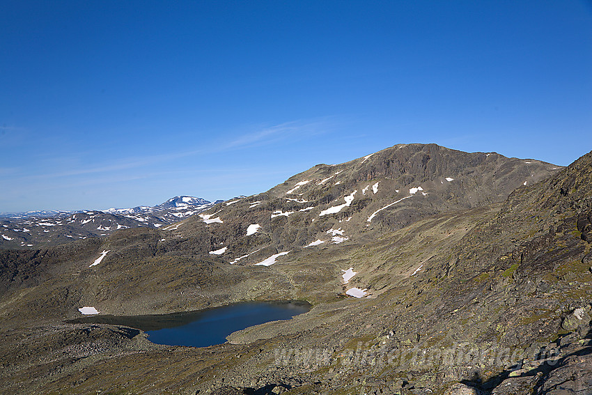 På vei opp sørryggen mot Surtningssue med utsikt vestover i retning Raudhamran (1893 moh).