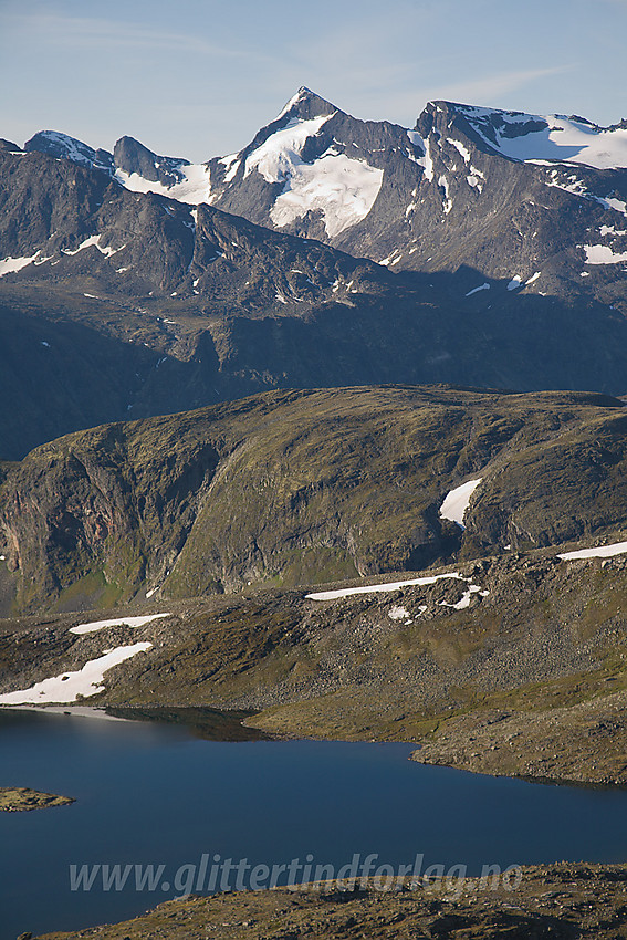 Under oppstigningen til Surtningssue via sørryggen med utsikt til Hesttjønne, Memurutunga og bakerst Gjendealpene med Store Knutsholstinden sentralt.