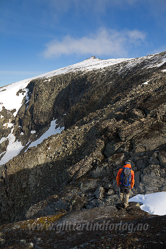 På Surtningssues sørrygg med toppen (2368 moh) i bakgrunnen, for anledningen dekket av et lag nysnø.